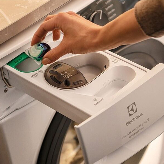 Zdjęcie pralki Electrolux z otwartą szufladą UniversalDose