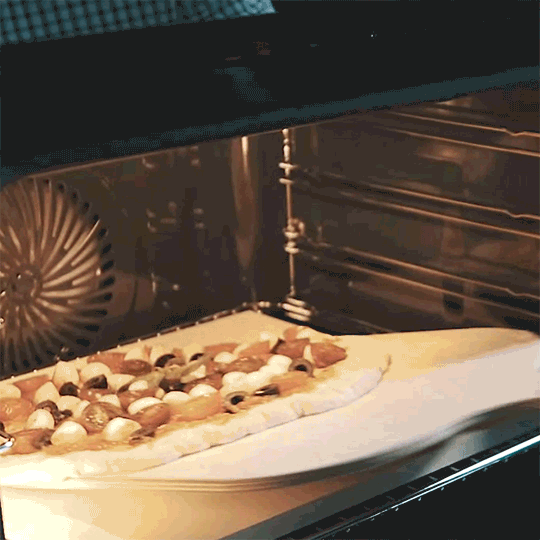 Pizza pieczona na kamieniu w piekarniku