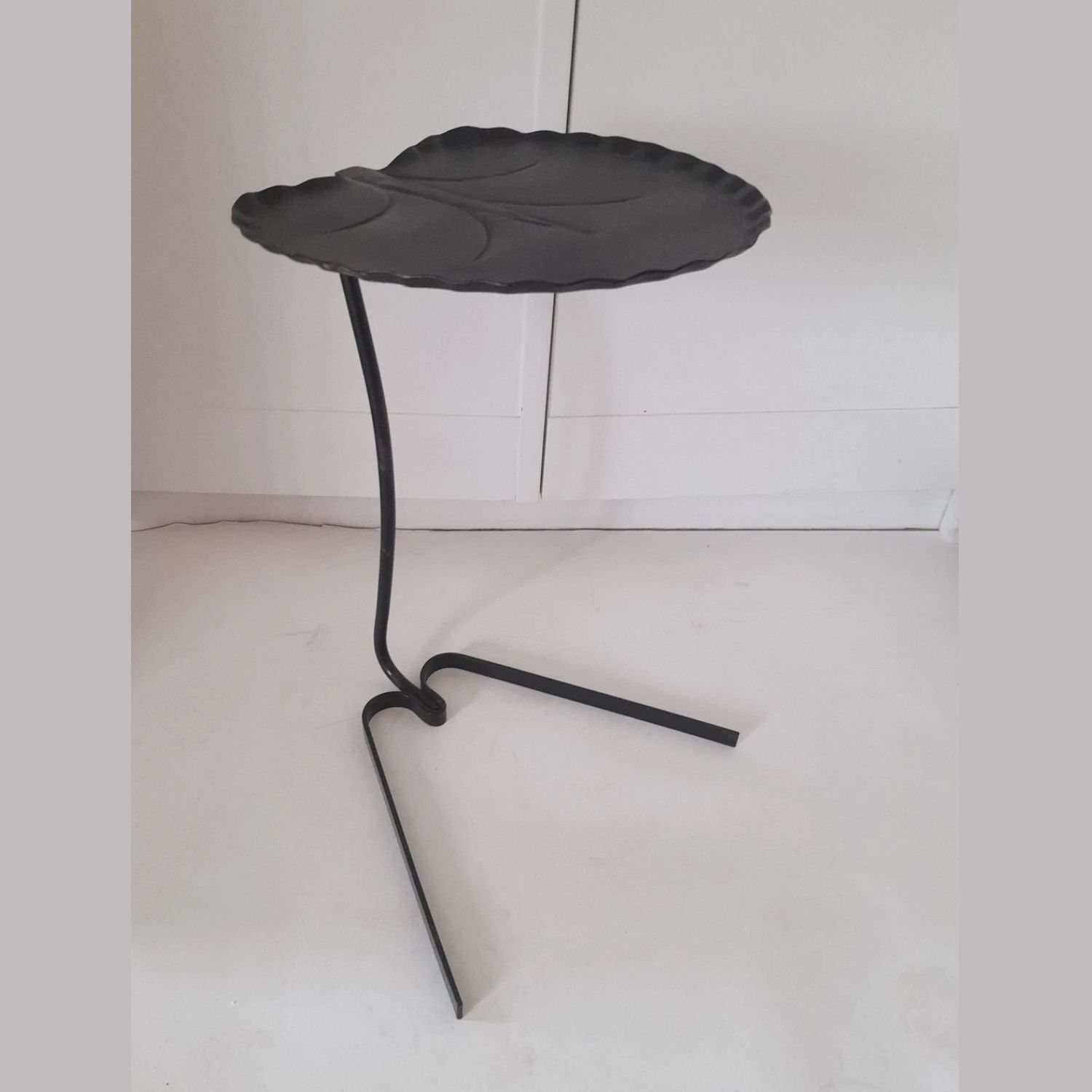 Small water lily side table