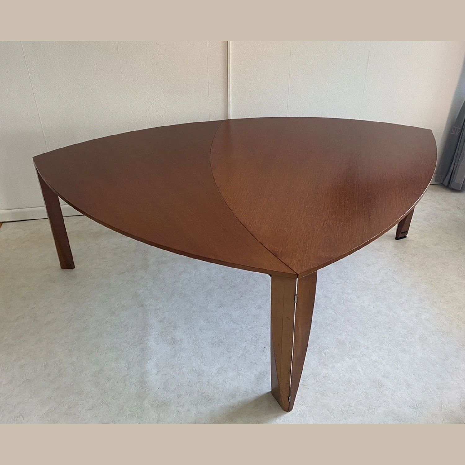 Castelijn dining table