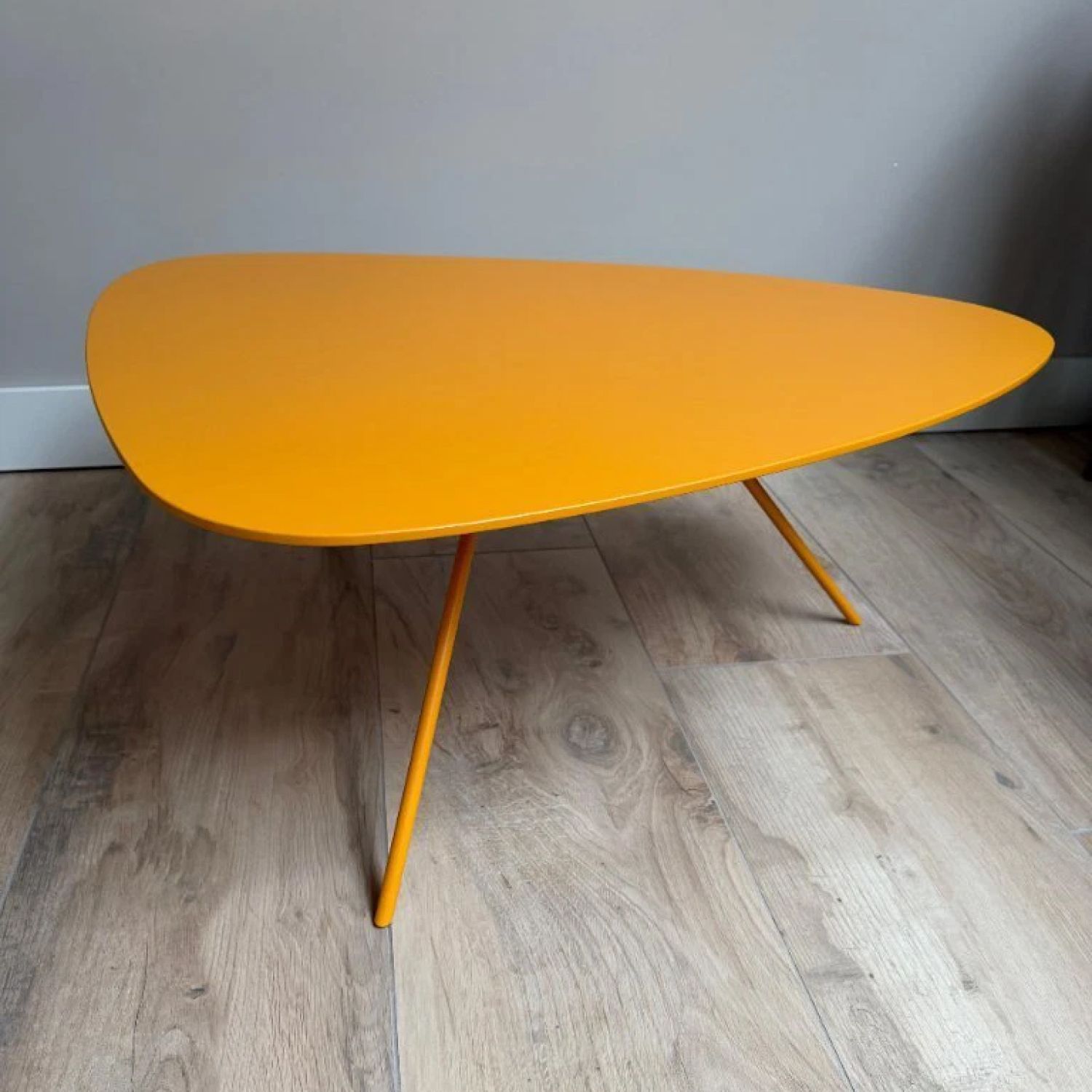 Leolux Liliom coffee table